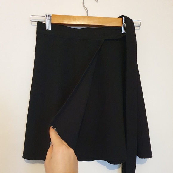 Black wrap around skirt - Picture 2 of 4